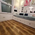 St 5 - Quiet Studio Flat - 11 Mins Walk To Tube